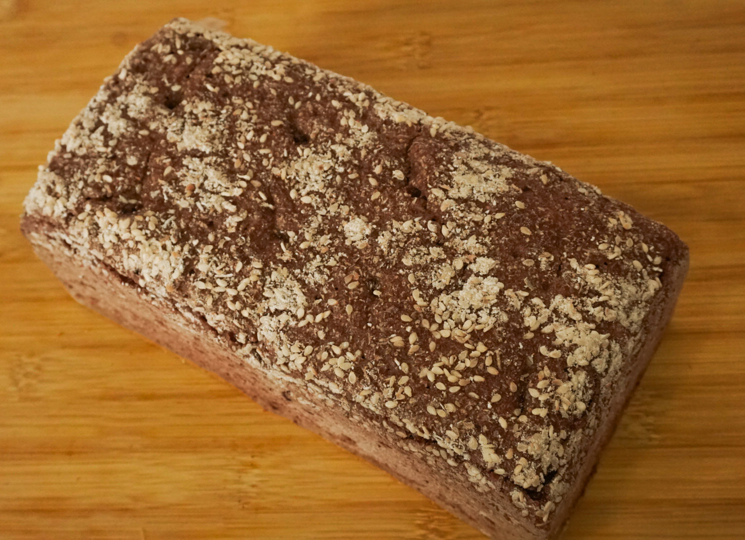 Pan de molde integral con semillas sobre tabla de madera