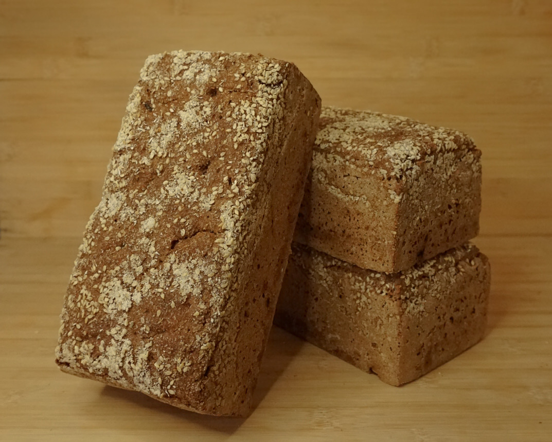 Panes integrales recién salidos del horno en la cocina